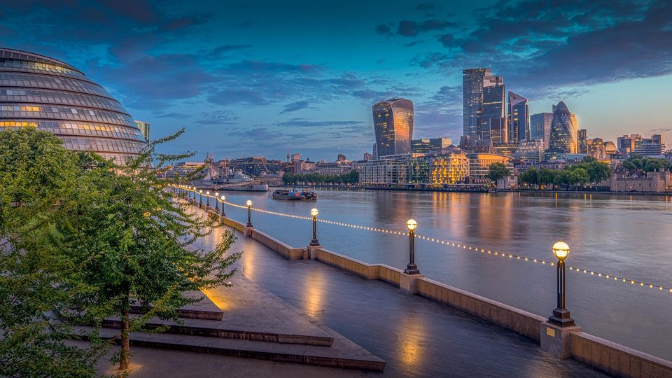 Londoner Skyline an der Themse
